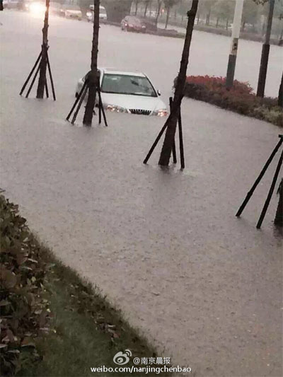 南京暴雨水深及腰 全城"看海"