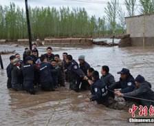 新疆額敏縣突降暴雨引發(fā)洪水 民警水中拉繩救人