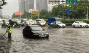 暴雨中的深圳:開(kāi)車如坐船 地鐵站臨時(shí)關(guān)門