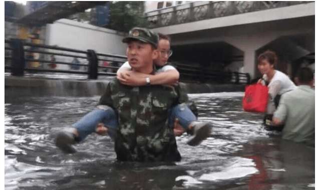 暴雨淹蓋車輛多人被困車內(nèi)，途經(jīng)的消防員英勇救人