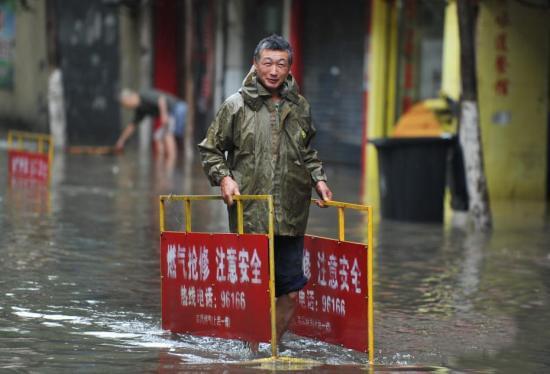 南昌連場(chǎng)暴雨致城市道路成“威尼斯”