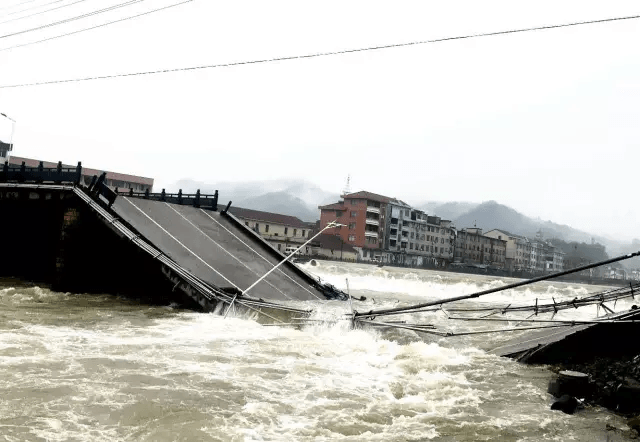 錢(qián)塘江爆發(fā)特大洪水沖垮歷史古橋